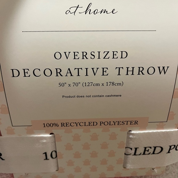 Viral TikTok 2024 Cupcakes and Cashmere pink ghost throw 50”x70” blanket NWT - Picture 8 of 8